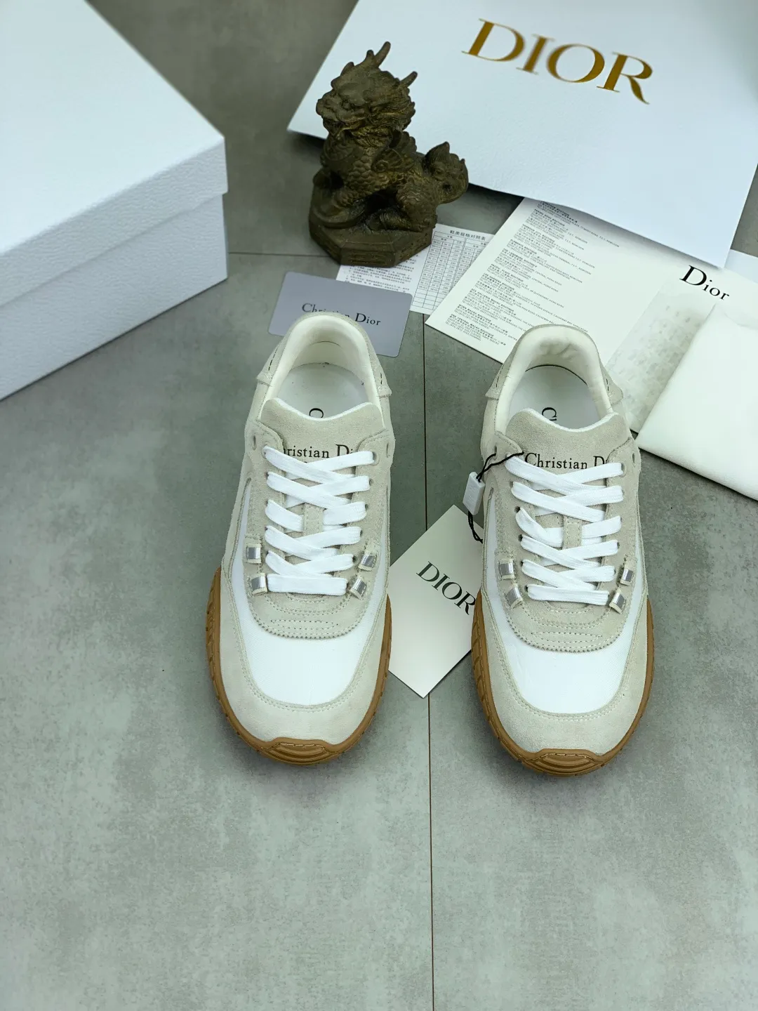 Men's men's shoes P560 new Dior Tech sneakers 2026 early spring series new products, with fashionable details, highlighting retro aesthetics. The light beige anti-suede cow leather upper is spliced ​​with apricot transparent mesh fabric on the side. The upper window edge is adhered with high-frequency flat ironing and back-pressure. It replicates the original craftsmanship, making it beautiful and comfortable without falling off. The interior is made of sheep lining of the same color and is soft and comfortable. The heel and tongue are embellished with the Paris logo. The textured TPU soles with the same color logo. The high-end version is exquisitely packaged with an airplane box, adding to the high-end style. Color: 4️⃣colors available Size: Female 35-41 Male 39-46